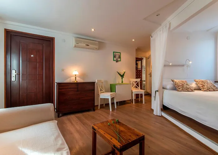 Gorgeous Tiramola רוביני